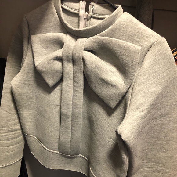 Sweater with a bow - Picture 1 of 7